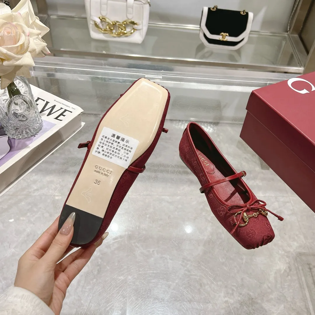 👟👟Ex-factory price 560👟👟 Gucci Horsebit series women's ballet flats. This iconic horsebit ballet flats features a square toe design and elegant bow details, paying tribute to the traditional ballet shoe style. This piece is crafted from Gucci ankh leather and embellished with a light gold-tone horsebit buckle. A 'sacchetto' construction with a soft, padded insole provides a great fit. ✅Size: 35-42 (customized for 40-42) ✅Sole material: Imported Italian genuine leather sole ✅Packaging: Brand new red box packaging
